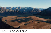 Солнечная электростанция в горном Алтае. Вид с воздуха. Solar power plant in the Altai Mountains. Aerial view. Стоковое видео, видеограф Евгений Романов / Фотобанк Лори