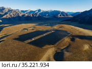 Солнечная электростанция в горном Алтае. Вид с воздуха. Solar power plant in the Altai Mountains. Aerial view. Стоковое фото, фотограф Евгений Романов / Фотобанк Лори