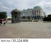 Дом Харитонова в Екатеринбурге и ротонда (2019 год). Редакционное фото, фотограф Владислав Сабанин / Фотобанк Лори