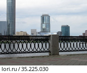 Россия. Екатеринбург. Набережная городского пруда, фрагмент ограды (2019 год). Стоковое фото, фотограф Владислав Сабанин / Фотобанк Лори