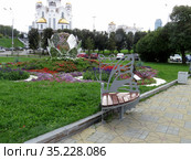 Композиция, установленная в центре Екатеринбурга в 2017 году, символизирует цветок лотоса (2019 год). Редакционное фото, фотограф Владислав Сабанин / Фотобанк Лори