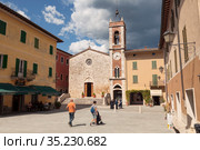 The church of San Francesco in Liberty square in the town of San Quirico d'Orcia, Tuscany, Italy (2014 год). Редакционное фото, фотограф Наталья Волкова / Фотобанк Лори