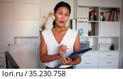 Portrait of female manager with folder of documents in modern office. Стоковое видео, видеограф Яков Филимонов / Фотобанк Лори