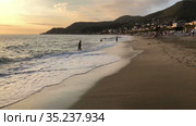 Hyperlapse of sandy Kleopatra beach with people enjoying sea and sun. It is urban sandy beach is close to mountain with the Alanya castle. Turkey (2021 год). Редакционное видео, видеограф Кекяляйнен Андрей / Фотобанк Лори