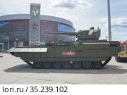 Новая российская боевая бронированная машина Т-15 на базе универсальной гусеничной платформы «Армата» с необитаемым боевым модулем АУ200М "Байкал" с 57-мм пушкой на форуме "Армия-2019", вид слева. Редакционное фото, фотограф Малышев Андрей / Фотобанк Лори