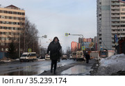 Балашиха, женщина обходит лужу (2021 год). Редакционное фото, фотограф Дмитрий Неумоин / Фотобанк Лори