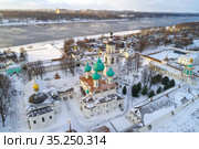 Вид сверху на  храмы Толгского женского монастыря январским днем (аэросъемка). Ярославль, Золотое кольцо России (2020 год). Стоковое фото, фотограф Виктор Карасев / Фотобанк Лори