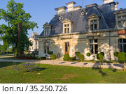 Замок Grand Mello, Франция.  Солнечный день в августе. (2018 год). Стоковое фото, фотограф Сергей Рыбин / Фотобанк Лори
