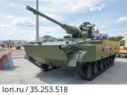 Российский новый зенитный артиллерийский комплекс 2С38 "Деривация-ПВО" на Международном военно-техническом форуме "Армия-2019", Московская область, парк "Патриот", вид слева-спереди. Редакционное фото, фотограф Малышев Андрей / Фотобанк Лори