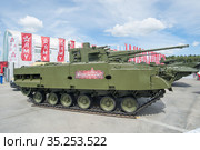Российский новый зенитный артиллерийский комплекс 2С38 "Деривация-ПВО" на Международном военно-техническом форуме "Армия-2019", Московская область, вид справа-спереди. Редакционное фото, фотограф Малышев Андрей / Фотобанк Лори