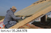 Roofing work. Installation of insulation for insulation of the roof of a private house. Стоковое видео, видеограф Константин Мерцалов / Фотобанк Лори