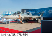 Российский многофункциональный истребитель пятого поколения Сухой Су-57Э (Т-50, ПАК ФА) в экспозиции на авиасалоне МАКС-2019, Россия, вид слева-спереди. Редакционное фото, фотограф Малышев Андрей / Фотобанк Лори