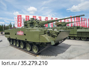 Российский новый зенитный артиллерийский комплекс 2С38 "Деривация-ПВО" на Международном военно-техническом форуме "Армия-2019", Московская область, парк "Патриот", вид справа-спереди. Редакционное фото, фотограф Малышев Андрей / Фотобанк Лори