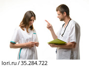 Врач отчитывает интерна за плохие результаты обучения. Стоковое фото, фотограф Иванов Алексей / Фотобанк Лори
