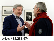 Руководитель партии "Яблоко" Григорий Явлинский и фотожурналист Юрий Рост на фотовыставке в московском Центральном выставочном зале "Манеж" (2019 год). Редакционное фото, фотограф Free Wind / Фотобанк Лори
