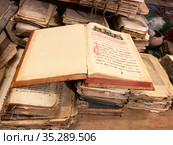 Старообрядческие книги в этнографическом парке-музее «Русский остров» под открытым небом. Россия, Владимирская область, деревня Желудьево (2021 год). Редакционное фото, фотограф Овчинникова Ирина / Фотобанк Лори