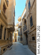 Empty street in old city Icheri Sheher of Baku, Azerbaijan. Architecture of Old city Baku. Inner City buildings. (2018 год). Стоковое фото, фотограф Константин Лабунский / Фотобанк Лори
