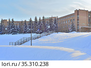 Серпухов. ФГБУЗ МСЧ № 8 ФМБА России на улице Весенней,10 (2021 год). Редакционное фото, фотограф Владимир Литвинов / Фотобанк Лори