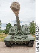 Российская самоходная 152-мм гаубица 2С19М2 "Мста-СМ" на полигоне "Алабино", Международном военно-техническом форум "Армия-2019" в парке "Патриот", Московская область, вид спереди. Редакционное фото, фотограф Малышев Андрей / Фотобанк Лори