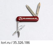 Нож Victorinox. Швейцария (2021 год). Редакционное фото, фотограф Игорь Низов / Фотобанк Лори