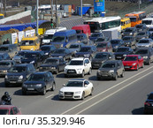 Щелковское шоссе, пробка на дороге. Город Москва (2013 год). Редакционное фото, фотограф lana1501 / Фотобанк Лори
