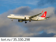 Самолет Airbus A321neo (TC-LSN) авиакомпании "Turkish Airlines" в облачном небе перед посадкой в аэропорту Пулково (2020 год). Редакционное фото, фотограф Виктор Карасев / Фотобанк Лори