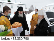 Игумен Екатерининского монастыря епископ Виндовский Тихон встречает митрополита Ювеналия (2021 год). Редакционное фото, фотограф Дмитрий Неумоин / Фотобанк Лори