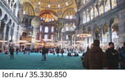 Majestic interior of Hagia Sophia Holy Grand Mosque full of worshipers and male tourists (2020 год). Редакционное видео, видеограф Яков Филимонов / Фотобанк Лори