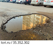 Большая яма на дороге. заполненная водой (2020 год). Редакционное фото, фотограф Вячеслав Палес / Фотобанк Лори