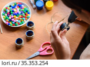 Руки девушки декорируют элементы с помощью клеевого пистолета. Стоковое фото, фотограф Иванов Алексей / Фотобанк Лори