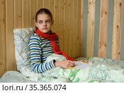 Заболевшая девочка сидит в кровати и устало посмотрела в окно. Стоковое фото, фотограф Иванов Алексей / Фотобанк Лори