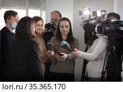 Директор Балашихинской галереи Елена Викторовна Елистратова даёт интервью тележурналистам (2021 год). Редакционное фото, фотограф Дмитрий Неумоин / Фотобанк Лори