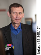 Художник Владимир Полтавский даёт интервью тележурналистам (2021 год). Редакционное фото, фотограф Дмитрий Неумоин / Фотобанк Лори