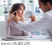 Plastic surgeon preparing for operation on woman face. Стоковое фото, фотограф Elnur / Фотобанк Лори