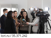 Директор Балашихинской галереи Елена Викторовна Елистратова даёт интервью тележурналистам (2021 год). Редакционное фото, фотограф Дмитрий Неумоин / Фотобанк Лори