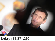 Художник Владимир Полтавский даёт интервью тележурналистам (2021 год). Редакционное фото, фотограф Дмитрий Неумоин / Фотобанк Лори