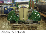 Ретро автомобиль Packard Eight крупным планом. Вид спереди. Музей техники Вадима Задорожного (2020 год). Редакционное фото, фотограф Виктор Карасев / Фотобанк Лори
