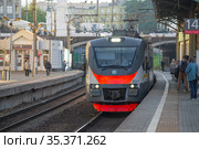 Электропоезд ЭП2Д-0064 прибывает к платформе Белорусского вокзала августовским утром. Москва (2020 год). Редакционное фото, фотограф Виктор Карасев / Фотобанк Лори
