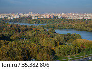 Москва, парк "Борисовские Пруды", вид сверху осенью (2020 год). Стоковое фото, фотограф glokaya_kuzdra / Фотобанк Лори