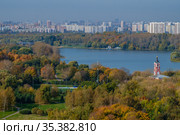 Москва, парк "Борисовские Пруды", вид сверху осенью (2020 год). Редакционное фото, фотограф glokaya_kuzdra / Фотобанк Лори