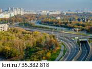 Москва, автомобильная развязка Каширского шоссе и Пролетарского проспекта (2020 год). Редакционное фото, фотограф glokaya_kuzdra / Фотобанк Лори