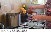 Жарка чебуреков в чугунке на кухонной газовой плите. Frying chebureks in a cast iron pot on a kitchen gas stove. Стоковое видео, видеограф Владимир Литвинов / Фотобанк Лори