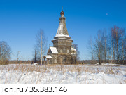 Старинная Сретено-Михайловская церковь (1655) в зимнем пейзаже. Красная Ляга, Каргопольский район. Арахангельская область, Россия (2021 год). Стоковое фото, фотограф Виктор Карасев / Фотобанк Лори