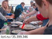 Кулинарный мастер-класс по приготовлению корюшки на фестивале «Ладожская рыба» («Корюшка идет!») в городе Новая Ладога Волховского района Ленинградской области (2020 год). Редакционное фото, фотограф Румянцева Наталия / Фотобанк Лори