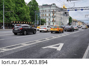 Москва, выделенная полоса для общественного транспорта на проспекте Мира (2018 год). Редакционное фото, фотограф Dmitry29 / Фотобанк Лори