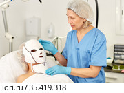 Young girl expects plastic surgery in clinic. Стоковое фото, фотограф Яков Филимонов / Фотобанк Лори
