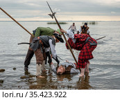 Санкт-Петербург. Историческая реконструкция битвы солдат эпохи Возрождения. Бой на мечах. Saint-Petersburg. Historical reconstruction of the battle of soldiers of the Renaissance. Sword fighting. (2020 год). Редакционное фото, фотограф Евгений Романов / Фотобанк Лори