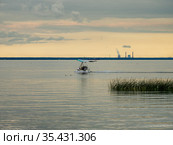 Мотодельтаплан совершает взлёт с воды. Motorized deltaplanes takes off from the water. Стоковое фото, фотограф Евгений Романов / Фотобанк Лори