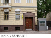 Москва, Вознесенский переулок, 17. Доходный дом графини П.С.Уваровой (1908—1909, архитектор И. П. Машков). Служебный вход Посольства Украины в РФ (2020 год). Стоковое фото, фотограф Илюхина Наталья / Фотобанк Лори