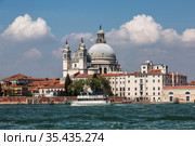 View from the Giudecca Canal to the Zattere embankment with the Cathedral of Santa Maria della Salute. Venice, Italy (2017 год). Редакционное фото, фотограф Наталья Волкова / Фотобанк Лори